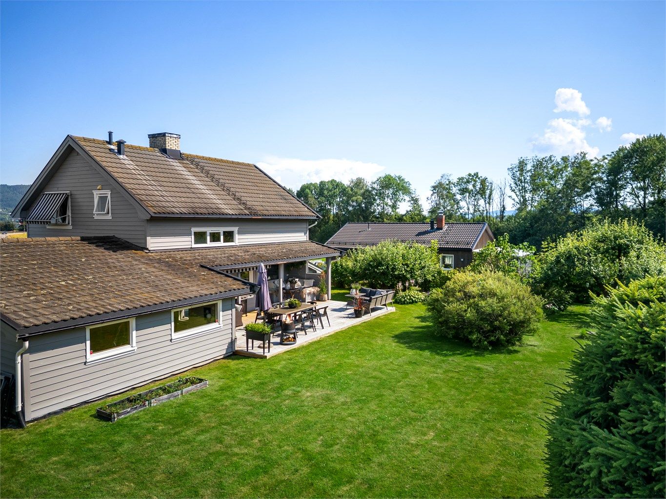 Pent opparbeidet hage som byr på grønne omgivelser. 
Foto: Ole Thorgeir Solheim Thoresen