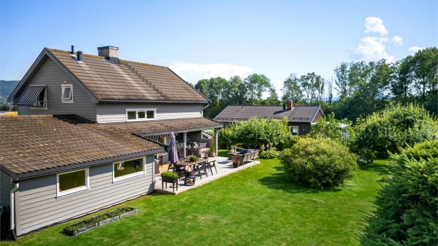 Pent opparbeidet hage som byr på grønne omgivelser.
Foto: Ole Thorgeir Solheim Thoresen