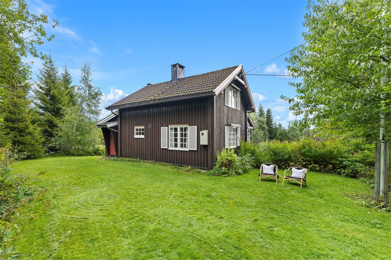 Fritidsboligen har eneboligpreg, og ligger usjenert til på romslig tomt.