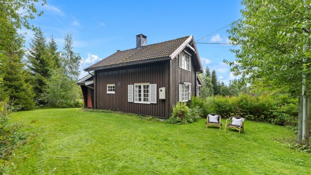 Fritidsboligen har eneboligpreg, og ligger usjenert til på romslig tomt.