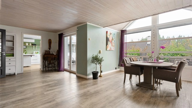Romslig stue med store vindusflater som gir mye naturlig lysinnslipp. Utgang fra stuen til stor markterrasse. Foto: Ole Thorgeir Solheim Thoresen