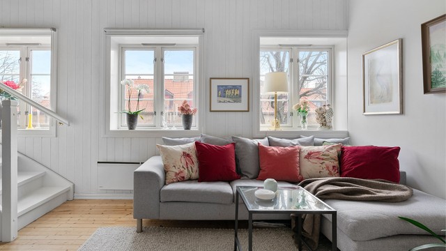 Fra de store vinduene har du trivelig utsyn mot hagebyen.