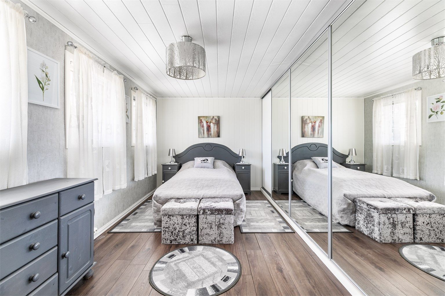 Dette rommet er byggemeldt "redskap", men benyttes i dag som et stort soverom. Innredning/bruksendring er ikke omsøkt eller godkjent av kommunen.