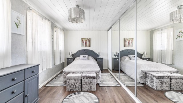 Dette rommet er byggemeldt "redskap", men benyttes i dag som et stort soverom. Innredning/bruksendring er ikke omsøkt eller godkjent av kommunen.