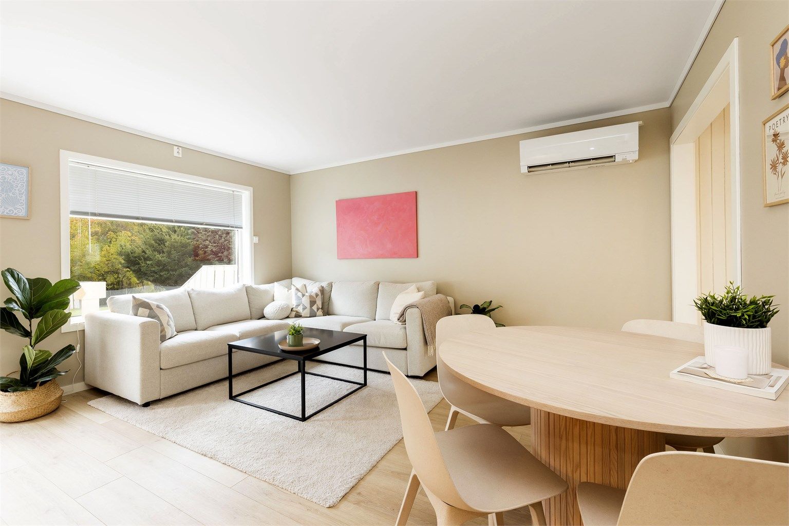 Boligen er påkostet i nyere tid med blant annet nye laminatgulv og malte plater på vegg. 