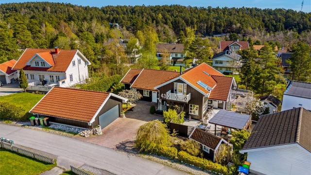 Stor enebolig med vakkert opparbeidede uteområder.