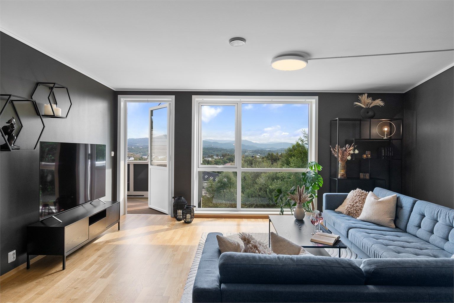 - Romslig stue med store vindusflater som slipper inn mye naturlig lys -