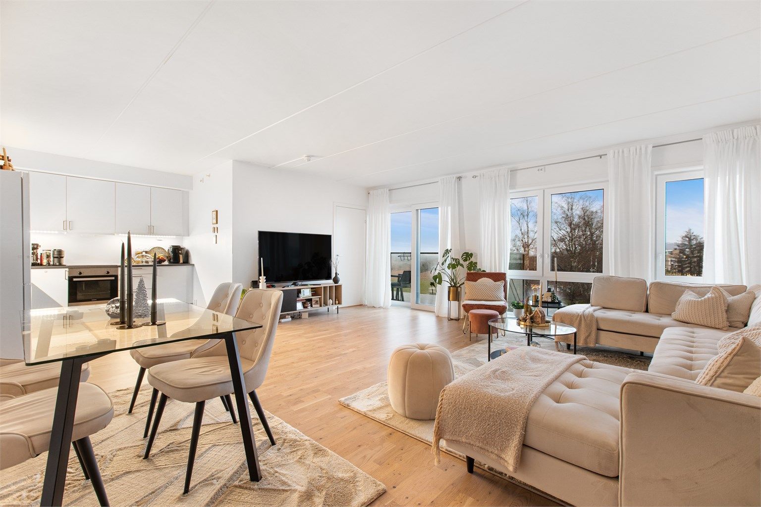 Åpen kjøkken/stue løsning som gir leiligheten en luftig og lett romfølelse