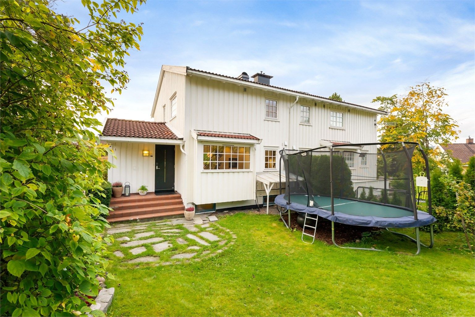 Eiendommen byr på gode solforhold fra tidlig morgen til sen kveld. Uteområdene gir god boltreplass til hele familien