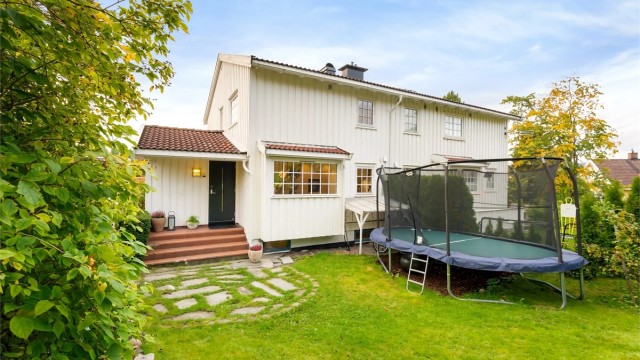 Eiendommen byr på gode solforhold fra tidlig morgen til sen kveld. Uteområdene gir god boltreplass til hele familien