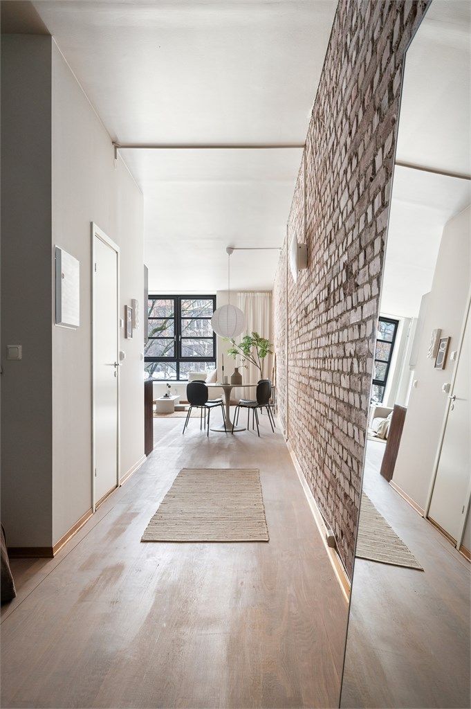  Innbydende entré med god plass til å henge fra seg yttertøy og sette fra seg sko i skyvedørsgarderoben. Den fantastiske takhøyden i leiligheten gir denne boligen et helt unikt preg. Adkomst via felles trappeoppgang med dørcalling.