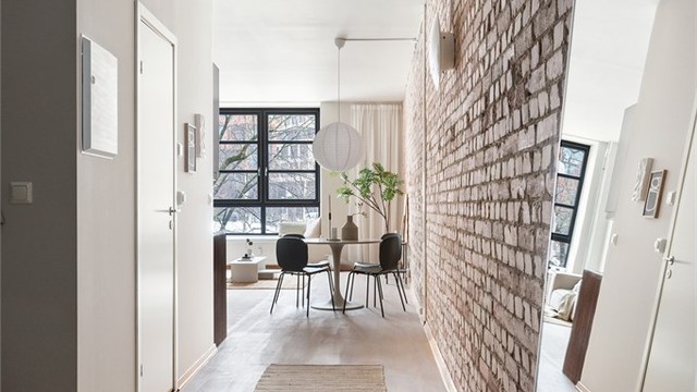 Innbydende entré med god plass til å henge fra seg yttertøy og sette fra seg sko i skyvedørsgarderoben. Den fantastiske takhøyden i leiligheten gir denne boligen et helt unikt preg. Adkomst via felles trappeoppgang med dørcalling.