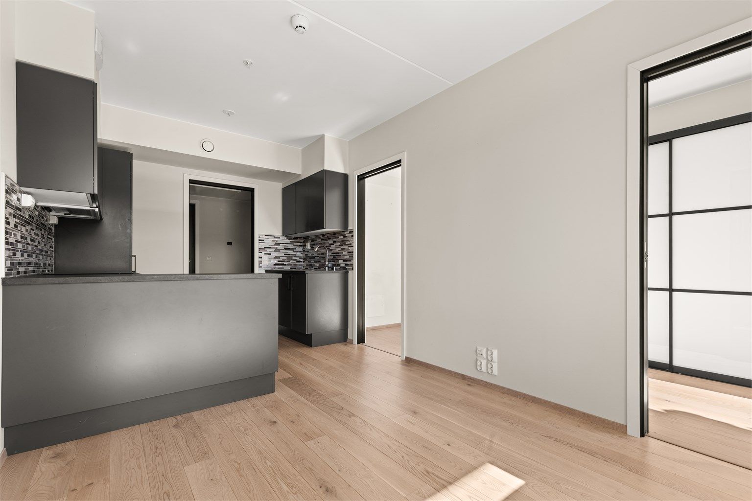  Kjøkkenet er holdt i en sosial, åpen løsning mot stuen, noe som gir det god kommunikasjon med gjestene mens middagen lages.