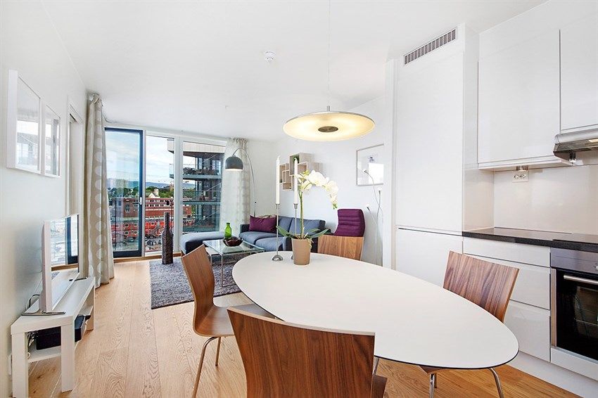 Hyggelig og lys stue med utgang til balkong.