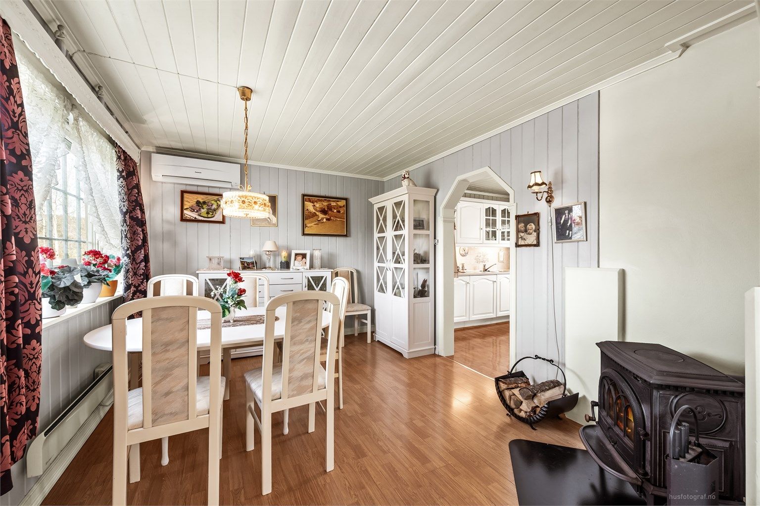 Spisestuen ligger i tilknytning til kjøkkenet og har god plass for et stort spisebord.