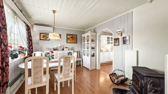 Spisestuen ligger i tilknytning til kjøkkenet og har god plass for et stort spisebord.