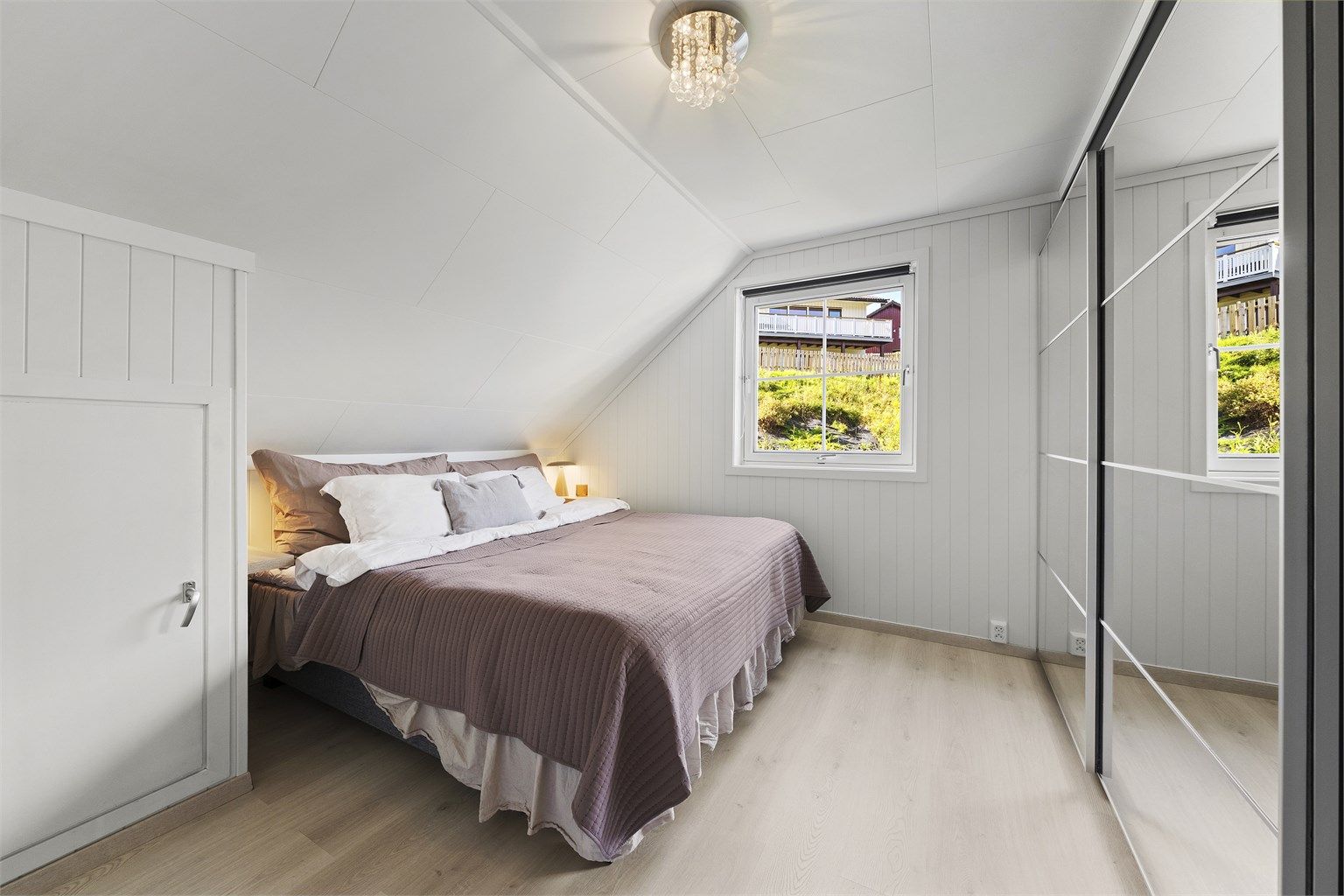 Hovedsoverommet er av god størrelse og innredet med innebygd garderobeløsning med speil.