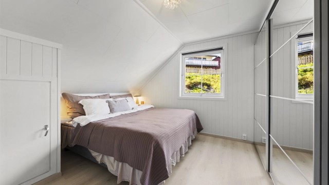 Hovedsoverommet er av god størrelse og innredet med innebygd garderobeløsning med speil.