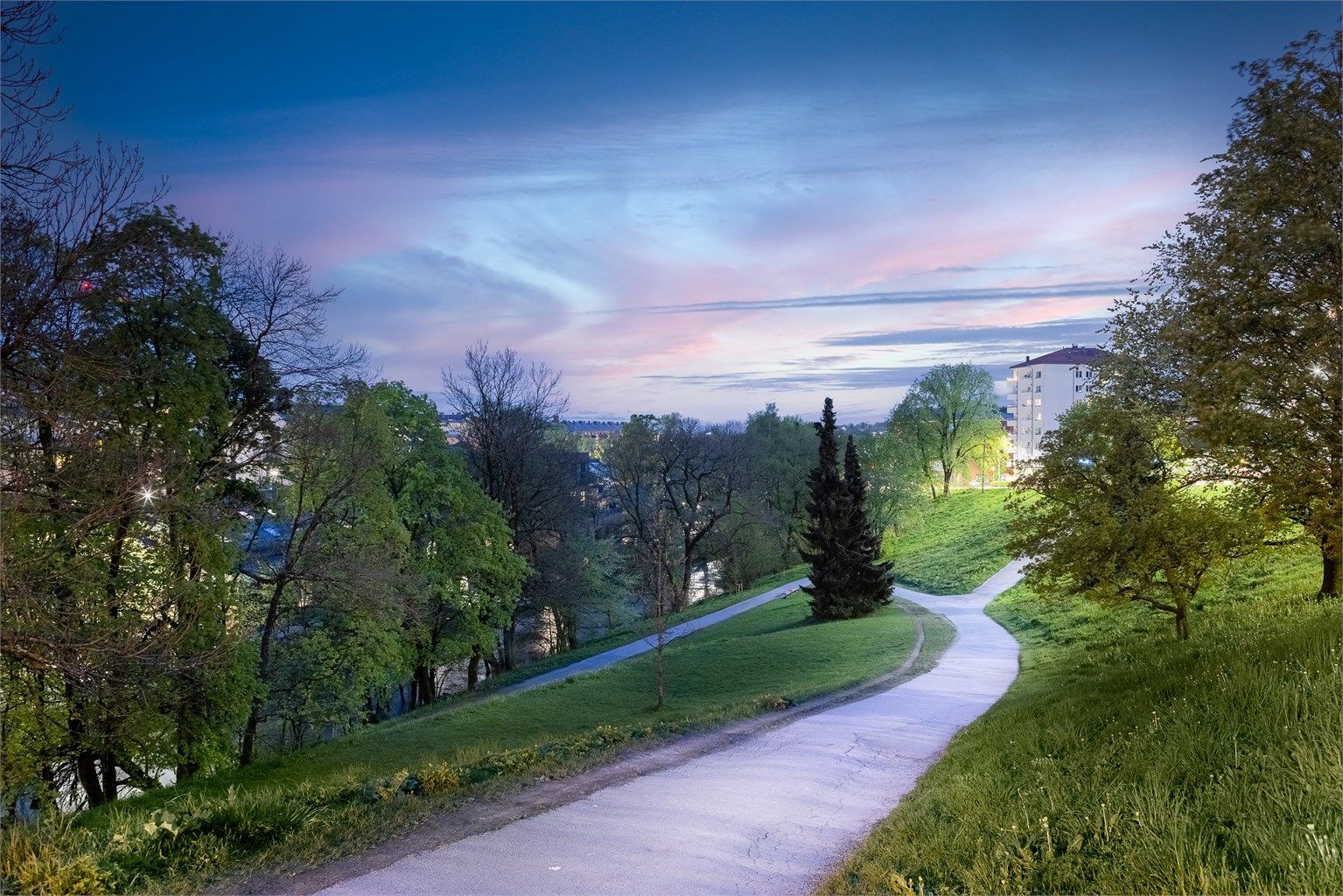 Akerselva med sine tilhørende turstier er populære gå- og treningsruter i nærområdet. 