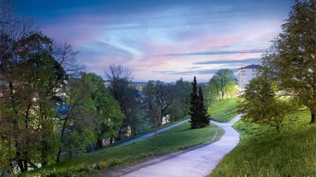 Akerselva med sine tilhørende turstier er populære gå- og treningsruter i nærområdet.