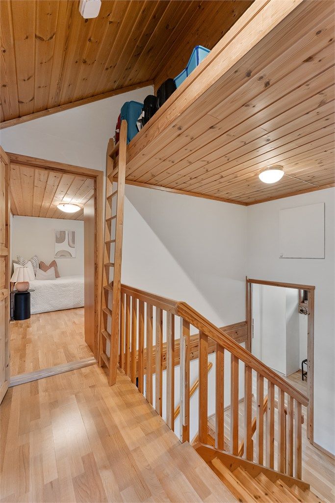 Her finner du gang, trapperom, TV-stue og to soverom