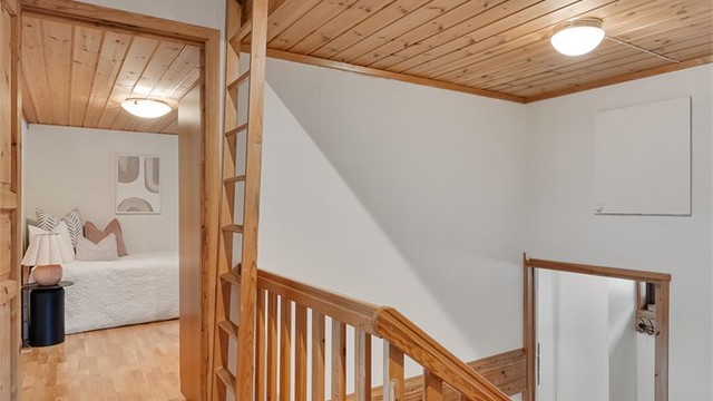 Her finner du gang, trapperom, TV-stue og to soverom