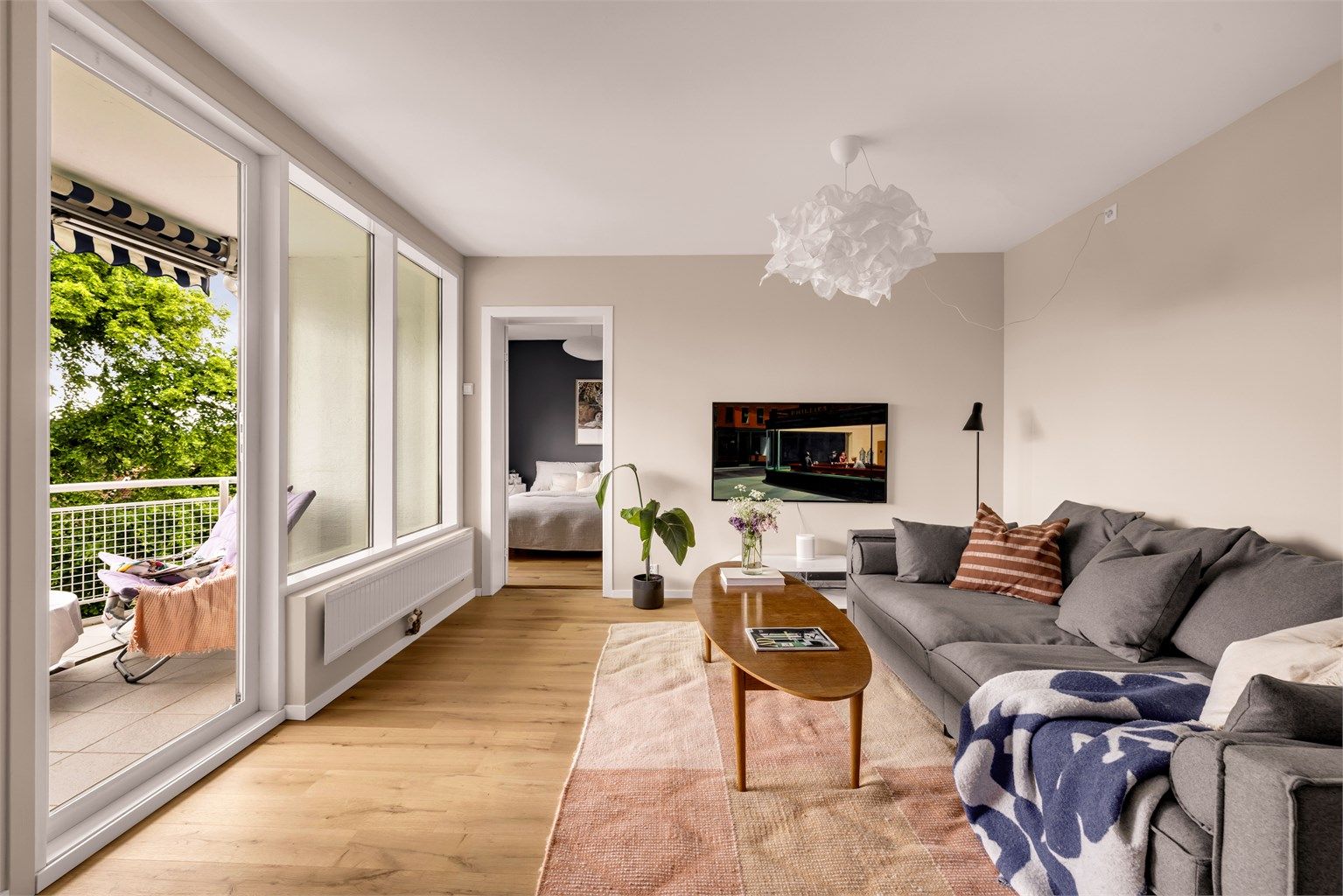 Store vindusflater slipper inn rikelig med naturlig lys.