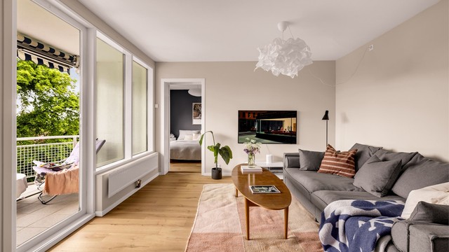 Store vindusflater slipper inn rikelig med naturlig lys.
