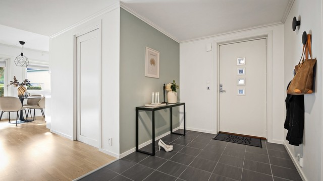 Balansert ventilasjonsanlegg med varmegjenvinning i leiligheten.