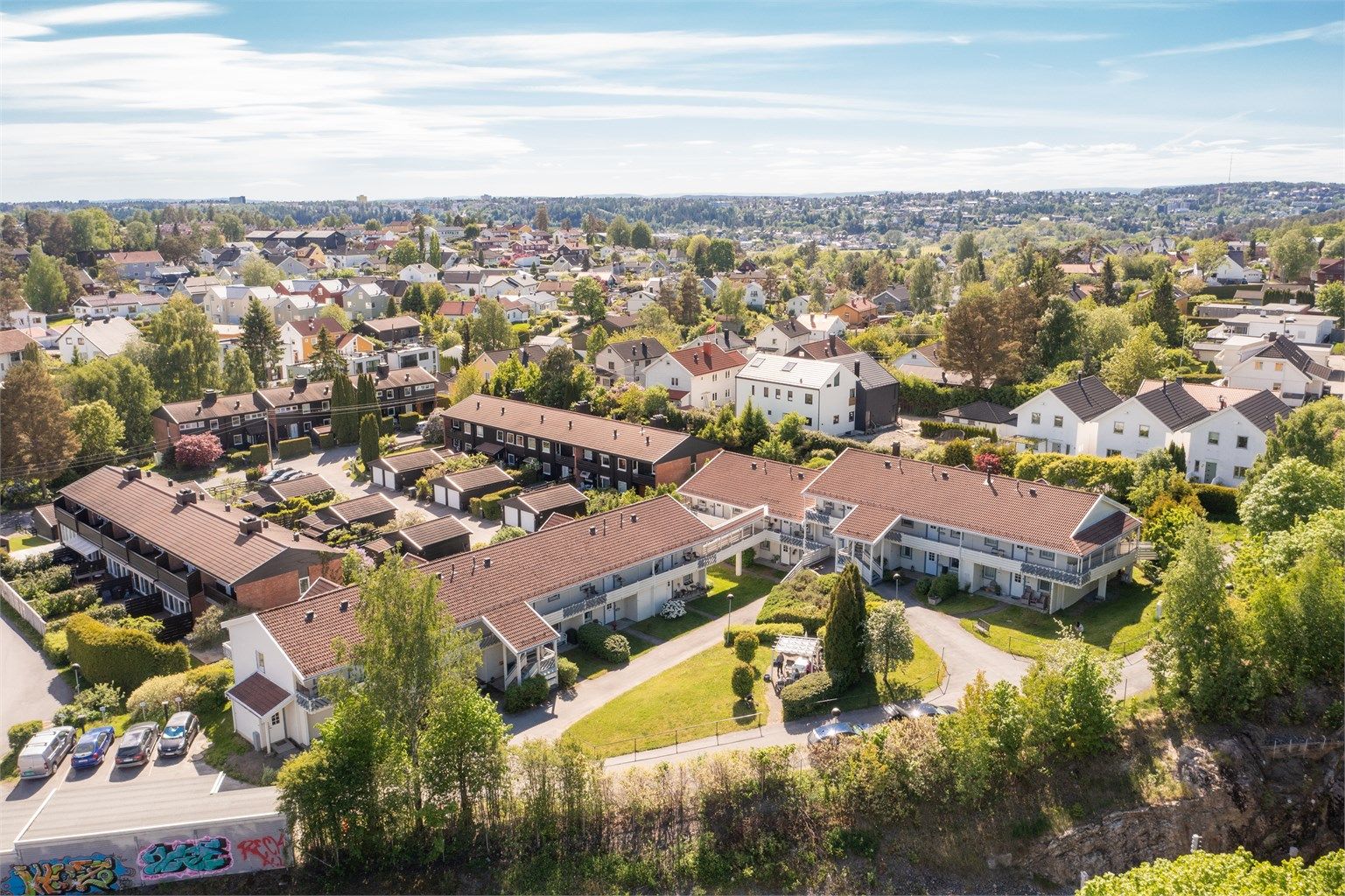 Borettslaget ligger i et rolig og grønt boligområde på Ulsrud, med nærhet til både byliv og rekreasjonsmuligheter.