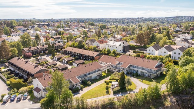 Borettslaget ligger i et rolig og grønt boligområde på Ulsrud, med nærhet til både byliv og rekreasjonsmuligheter.