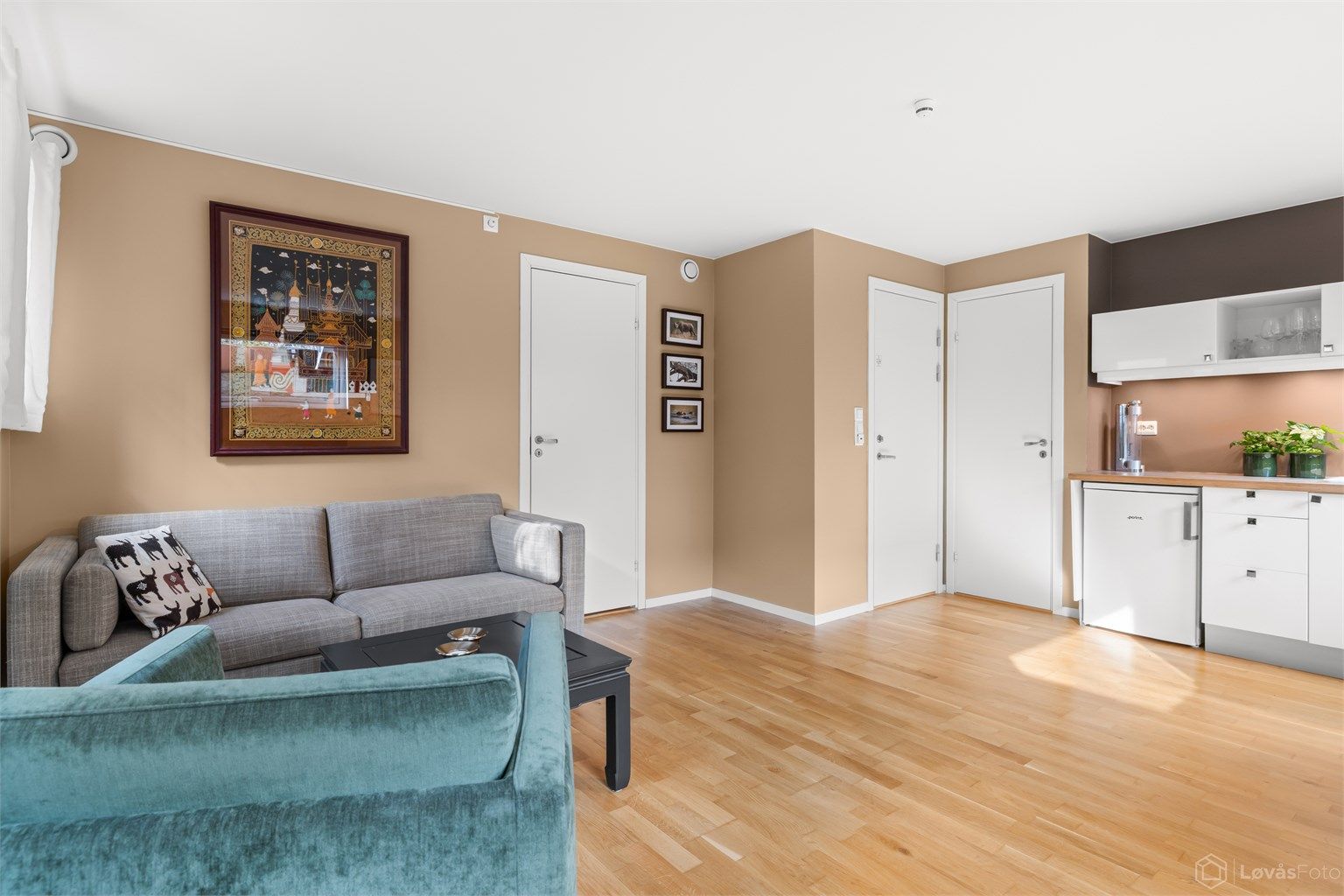 Stuen i hybelen er lett å møblere med plass til både sittegruppe og spisebord.