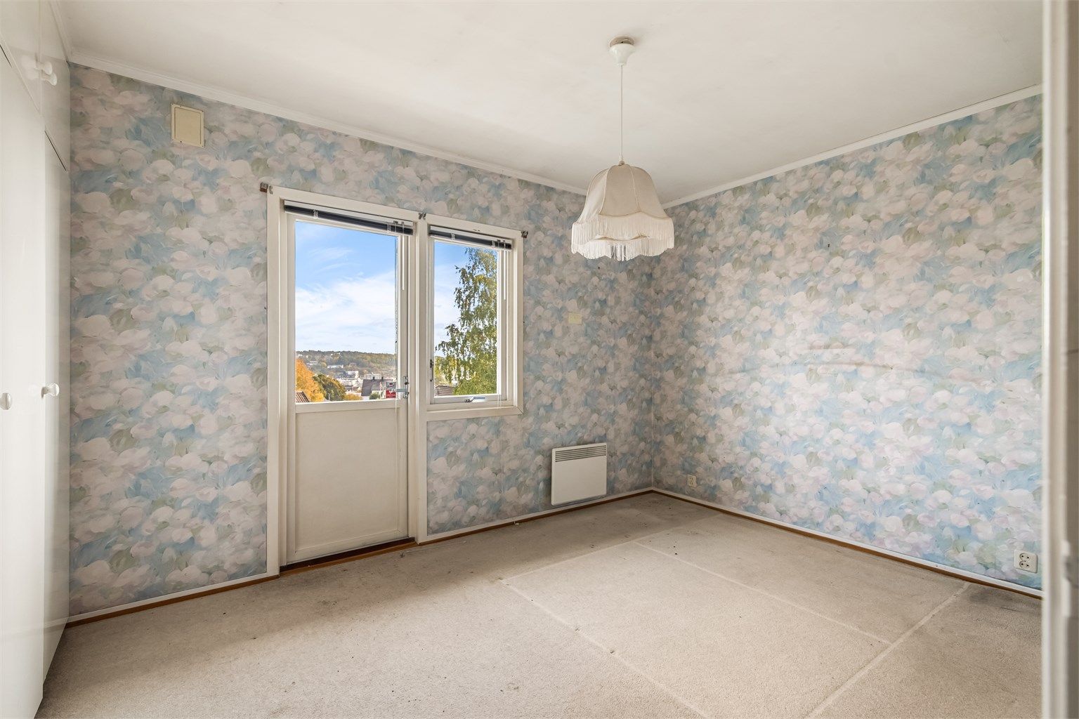 Soverommet ( hovedsoverommet ) i hovedetasjen har garderobeskap og direkte utgang til verandaen.