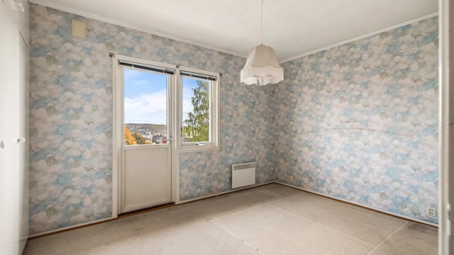 Soverommet ( hovedsoverommet ) i hovedetasjen har garderobeskap og direkte utgang til verandaen.