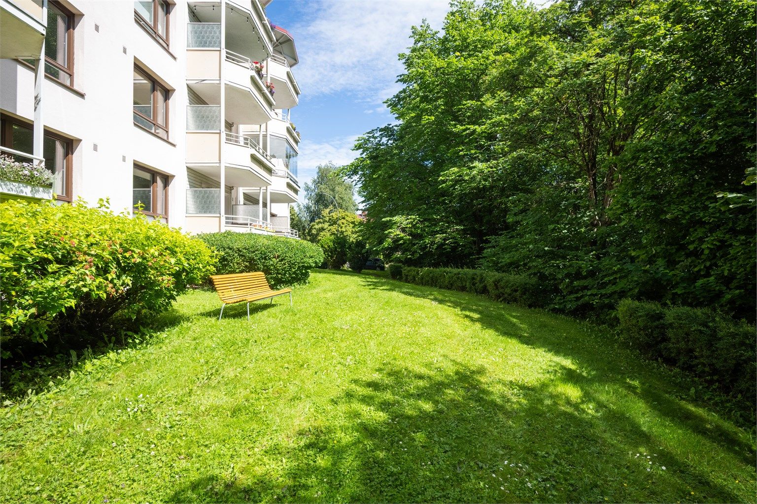 Borettslaget er pent opparbeidet med grøntareael, sittebenker, diverse beplantning og lekeplass for de minste.