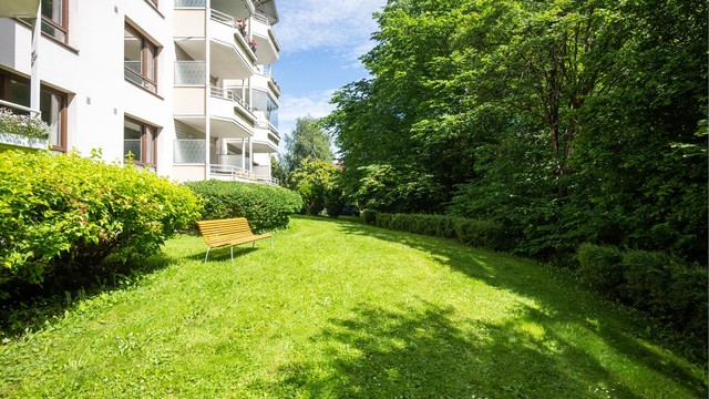 Borettslaget er pent opparbeidet med grøntareael, sittebenker, diverse beplantning og lekeplass for de minste.