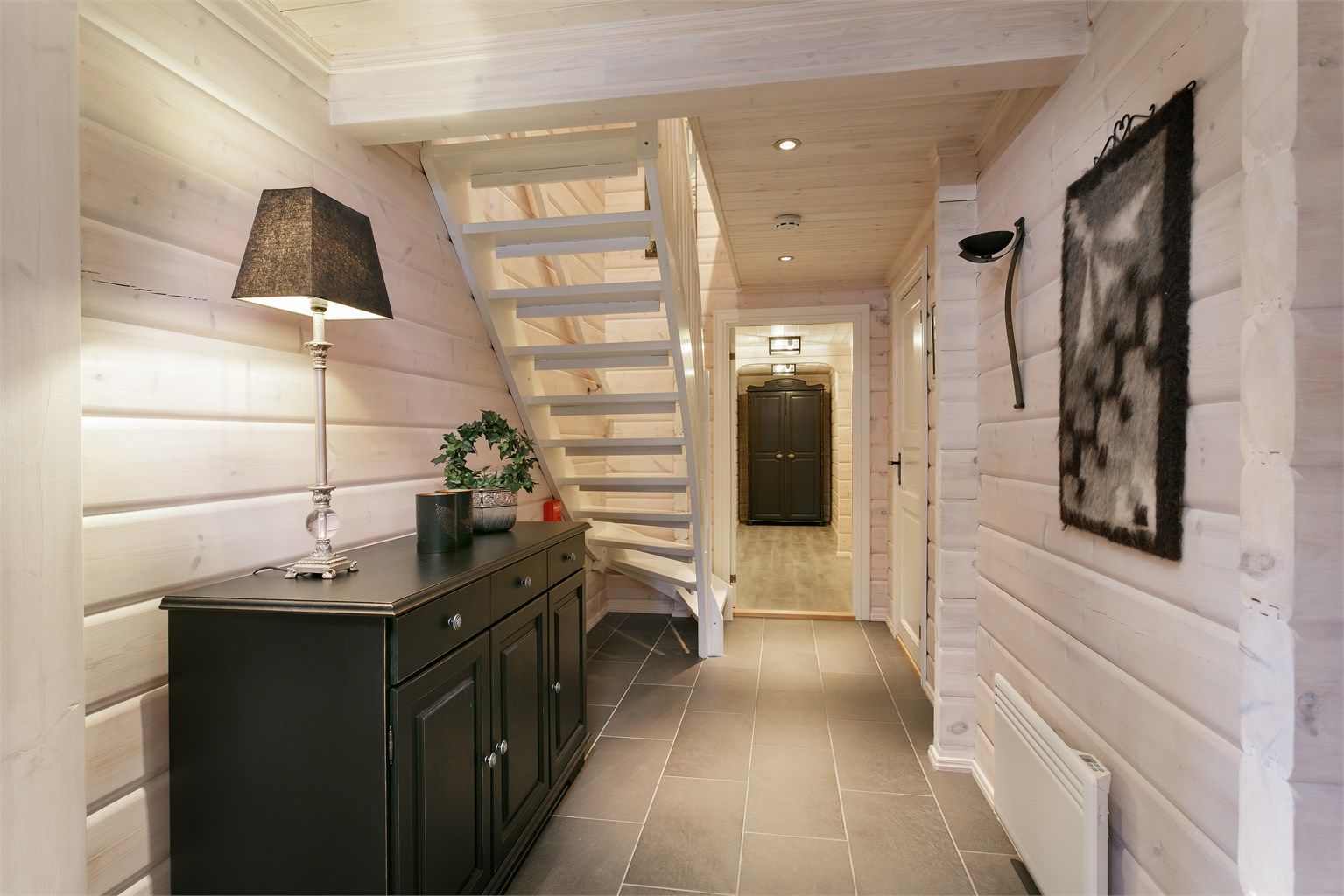 Flislagt gang/hall med trapp til loftsetasjen