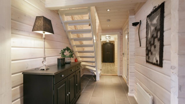 Flislagt gang/hall med trapp til loftsetasjen