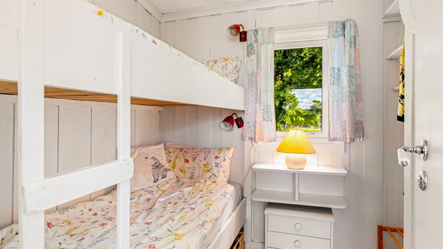 Hytta har en god og effektiv planløsning og rikelig med sengeplasser fordelt på tre soverom samt eget anneks. Her er det plass til hele familien.