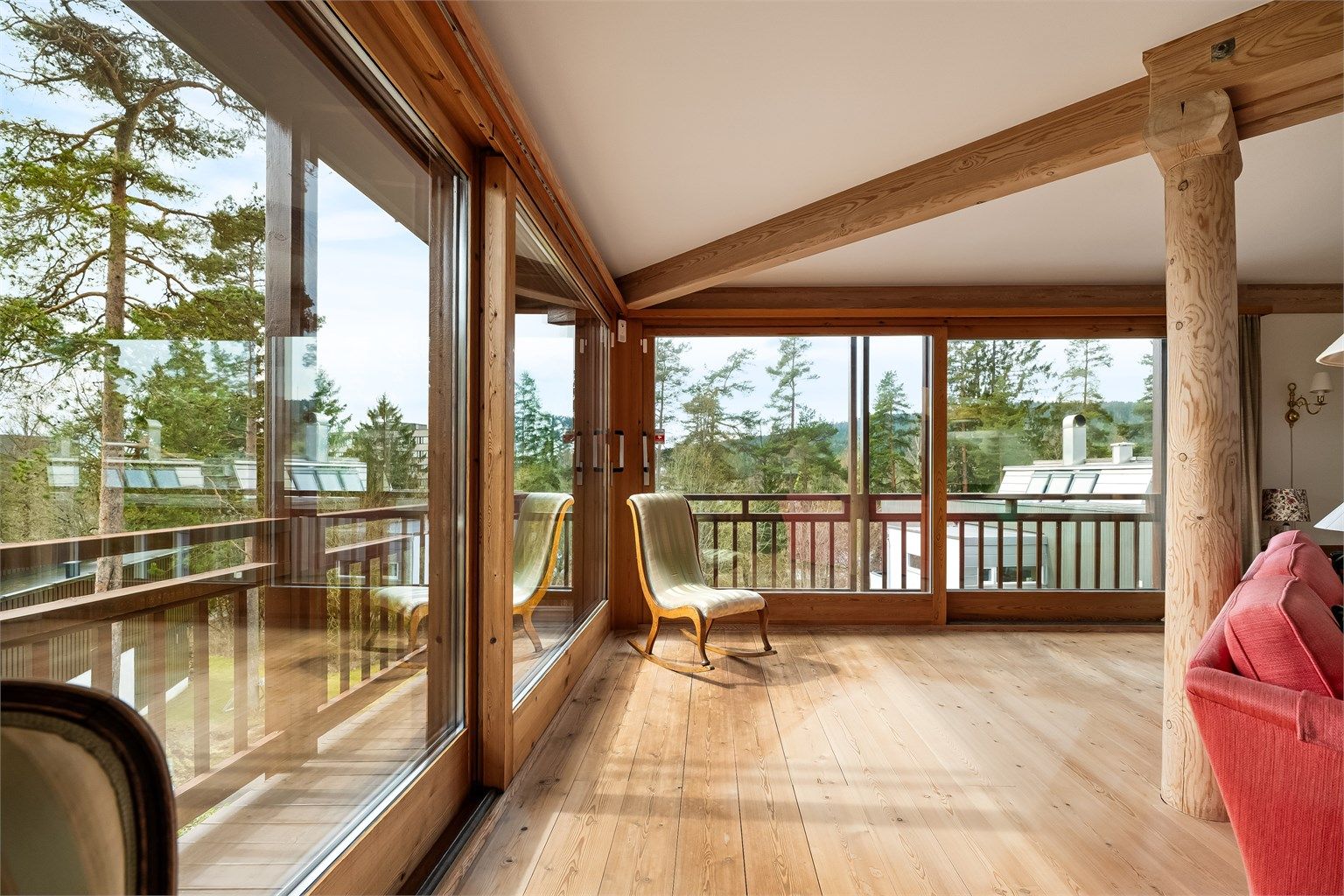 Huset har mye særpreg og skiller seg blant annet ut med solide materialvalg, detaljer, store vindusflater og generøs takhøyde!