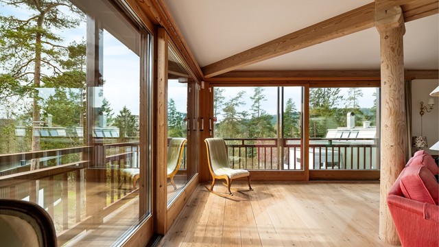 Huset har mye særpreg og skiller seg blant annet ut med solide materialvalg, detaljer, store vindusflater og generøs takhøyde!