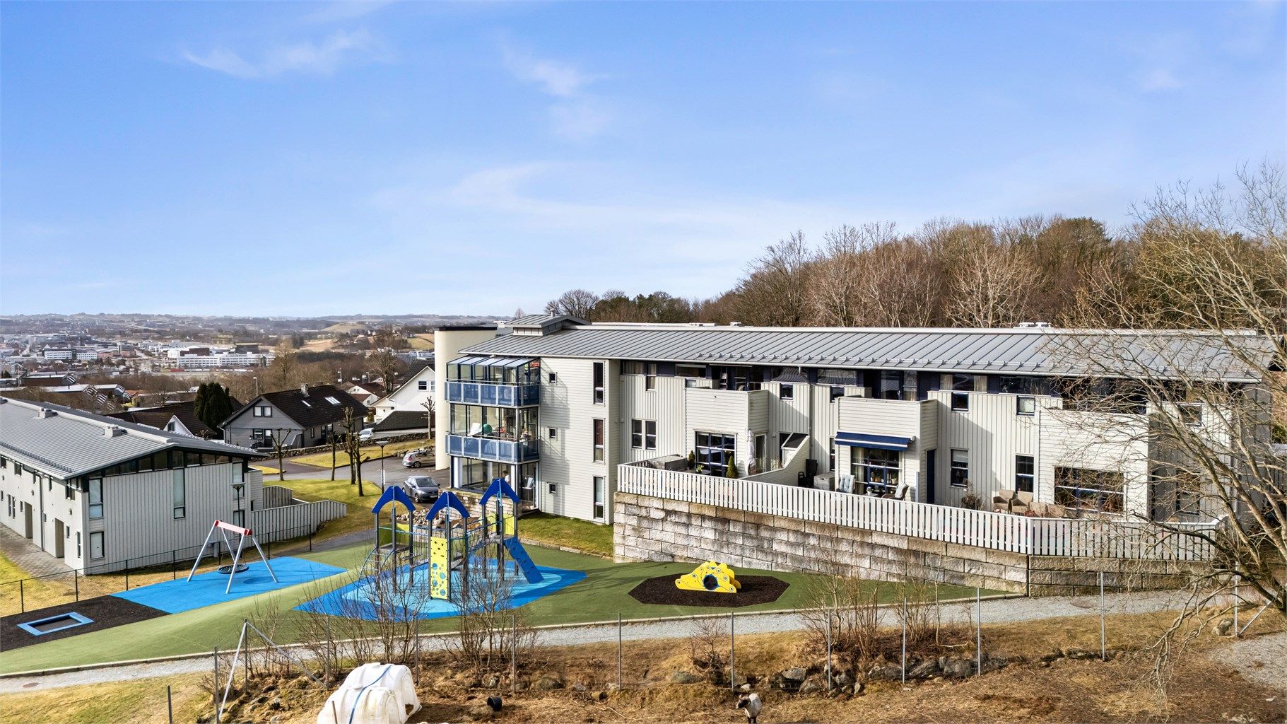 Det er kort gangavstand til Gausel barneskole (7 min) og Gautesete ungdomsskole (7 min).