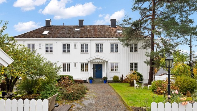 Velkommen til Steinhammerveien 30A - Solrik og sjarmerende del av klassisk flermannsbolig | 169 kvm BRA | Direkte utg. terrasse og hage | Garasje