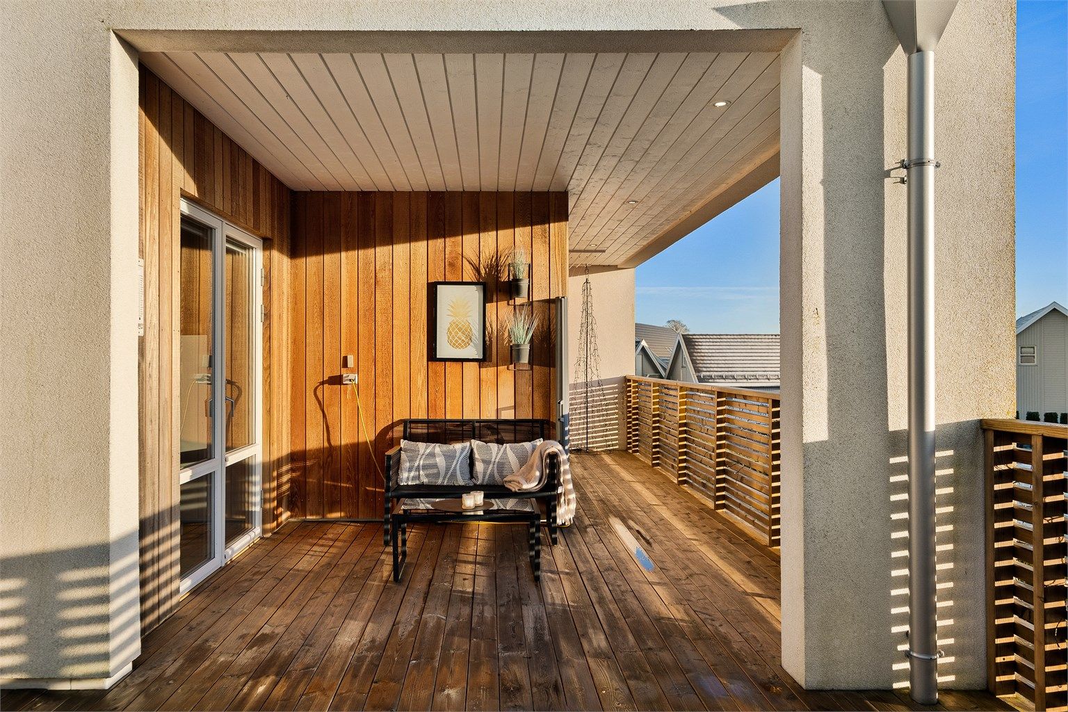 Sommerstid er store deler av altanen solfylt midt på dagen.