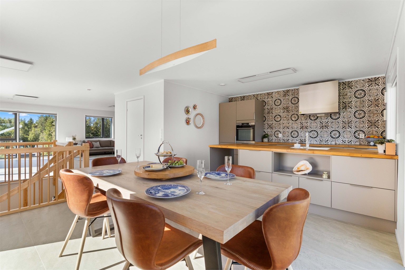 Kjøkkenet har en åpen løsning mot spisestuen og stuen som gjør boligen lys og luftig.