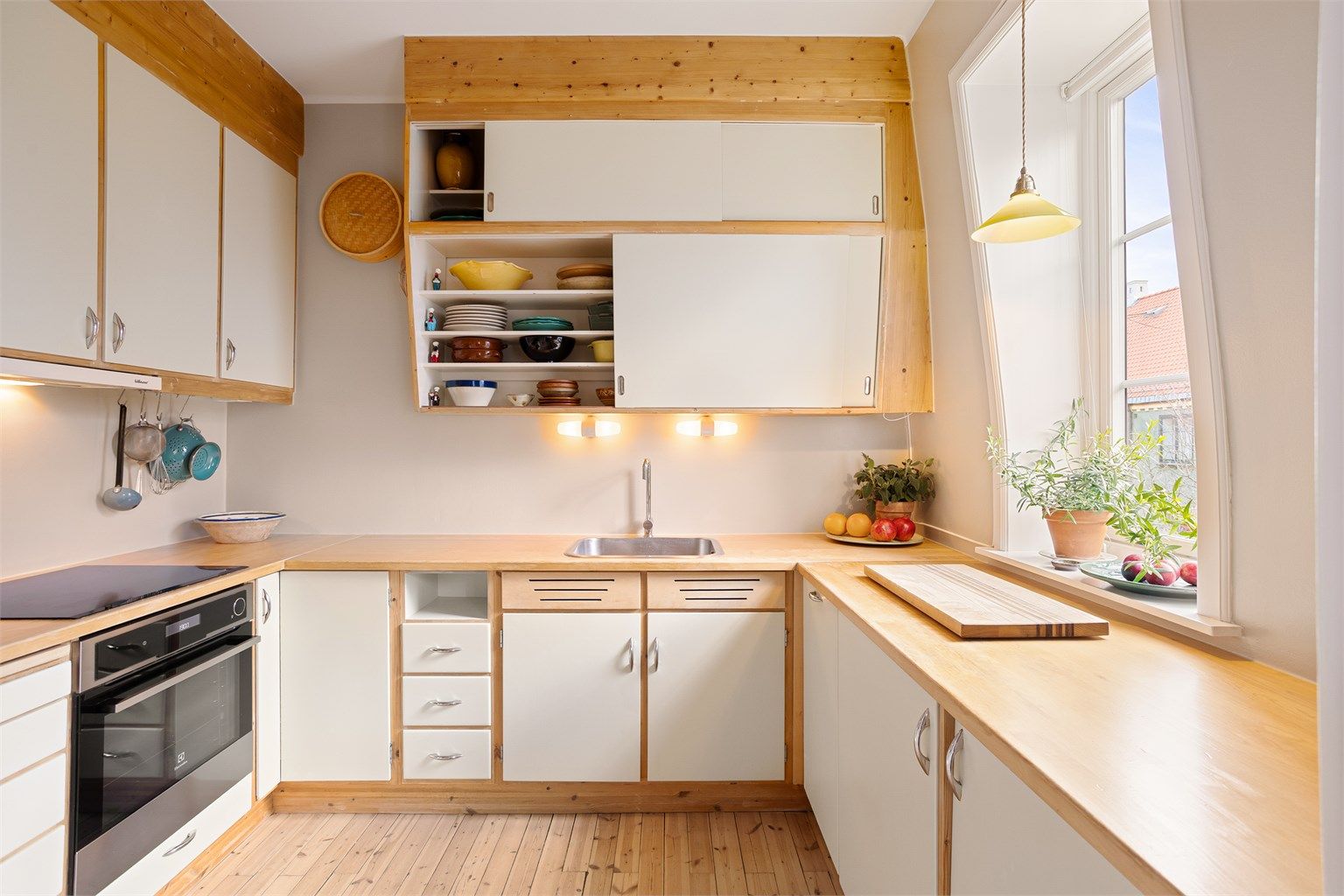 Det unike kjøkkenet har innredning fra 1961, som i 2012 ble restaurert og bygget opp på nytt av snekker