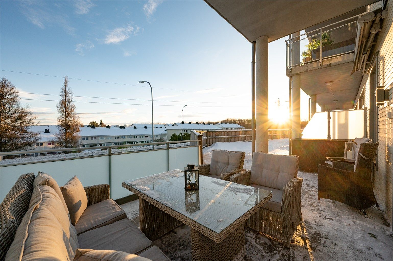 Terrassen har gode møbleringsmuligheter og har enkel adkomst til det som er felles terrasse for sameiet. 