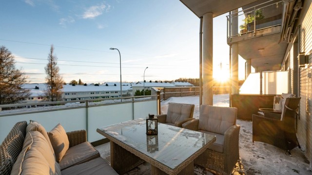 Terrassen har gode møbleringsmuligheter og har enkel adkomst til det som er felles terrasse for sameiet.