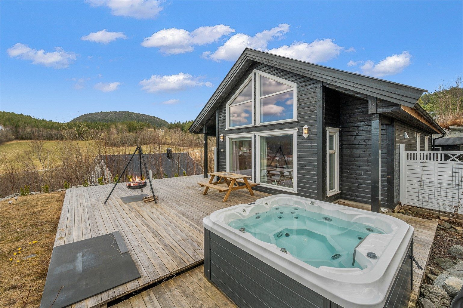 Stilren fritidsbolig med gjennomgående god standard og store vindusflater som slipper inn rikelig med lys.