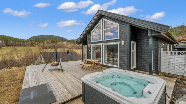 Stilren fritidsbolig med gjennomgående god standard og store vindusflater som slipper inn rikelig med lys.